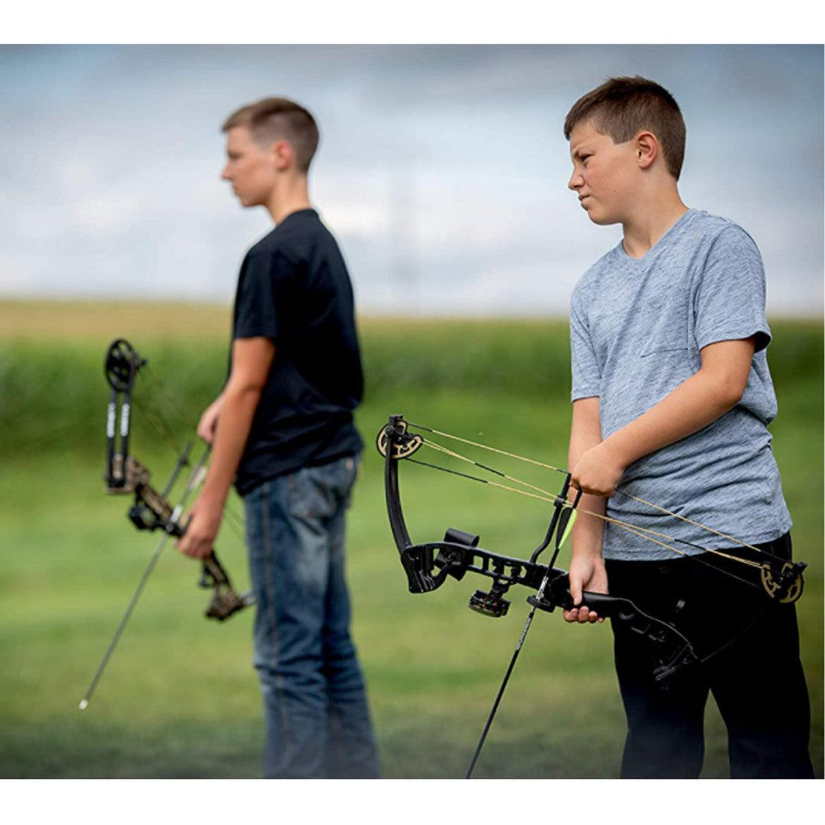BAR1109MO+19007 BARNETT Vortex Lite Compound Junior Bow Package with Three 28 Fiberglass Arrows and Quiver